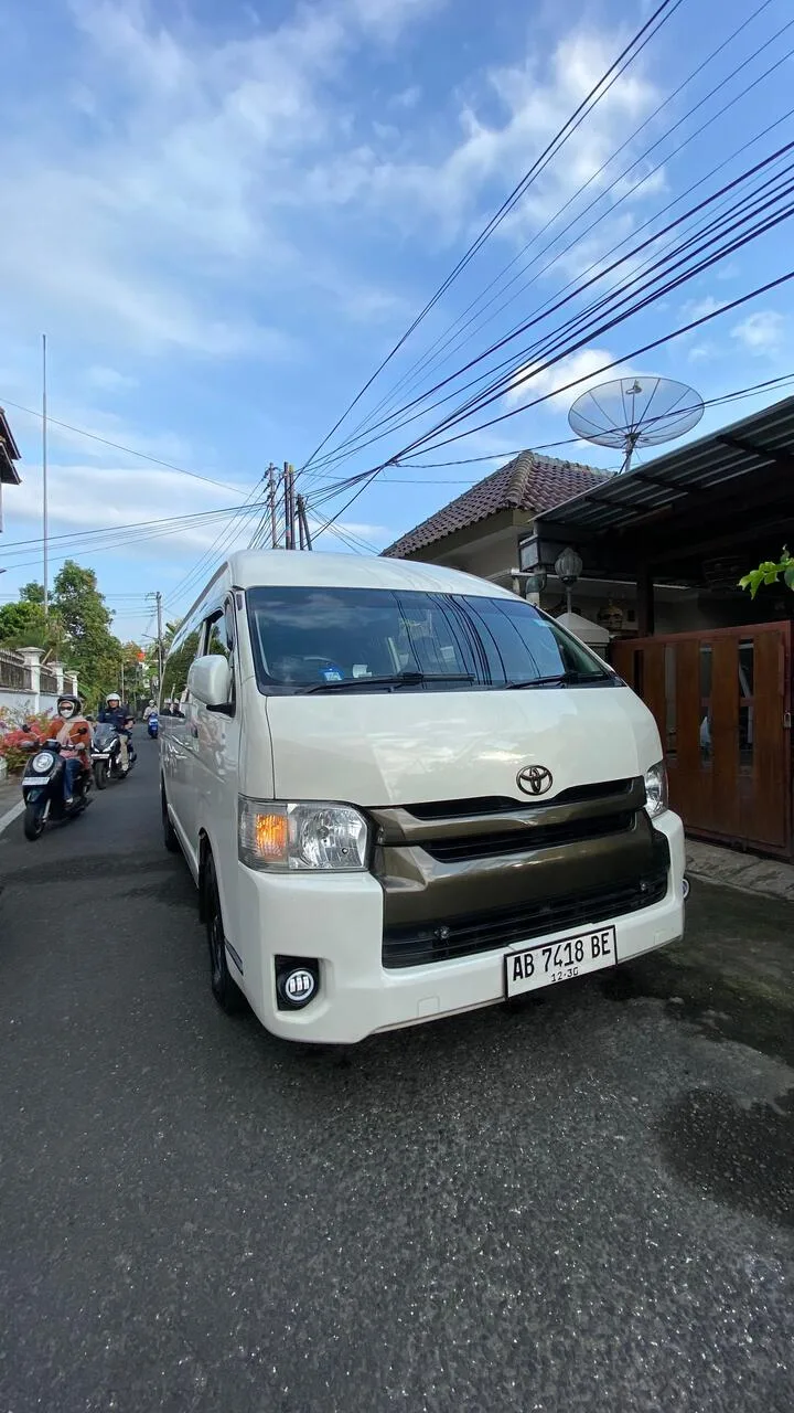 8 Hiace Commuter